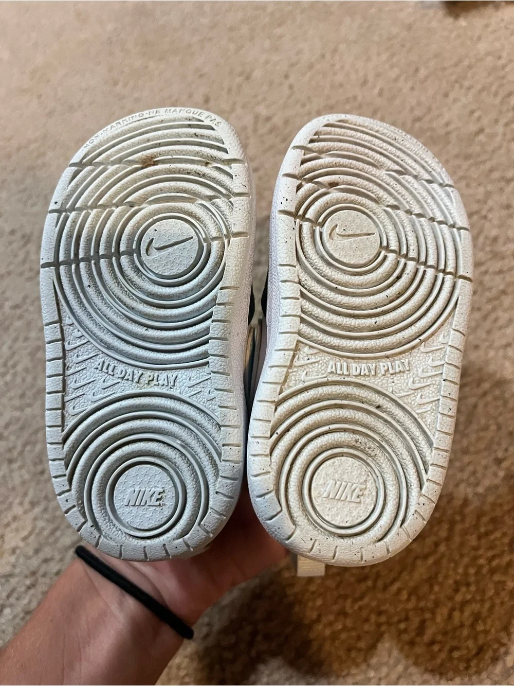 Nike Kids Black and White Low-Top Hook-and-Loop Sneakers size 5 C
